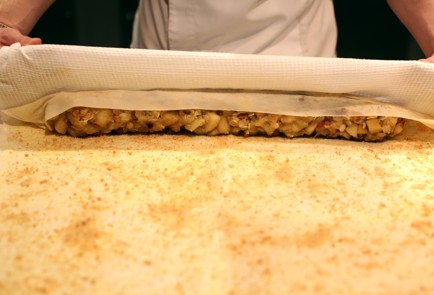 Фото шага рецепта Штрудель с яблоками 137968 шаг 6  