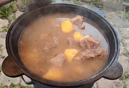 Фото шага рецепта Шурпа на костре 189300 шаг 7  