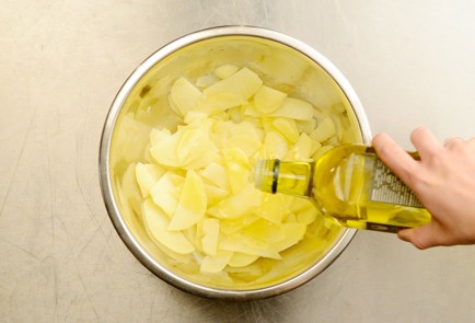 Фото шага рецепта Сибас с картофелем каперсами и помидорами 42456 шаг 1  