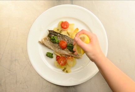 Фото шага рецепта Сибас с картофелем каперсами и помидорами 42456 шаг 3  