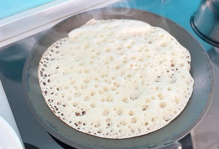 Фото шага рецепта Сибирское кружево идеальные дрожжевые блины с яблочнобрусничным соусом 188642 шаг 7