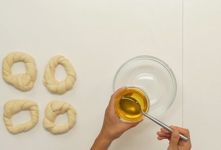 Фото шага рецепта Турецкая булочка симит 137633 шаг 6  