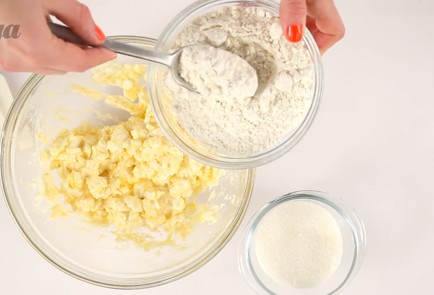 Фото шага рецепта Сырники из творога 18506 шаг 2  