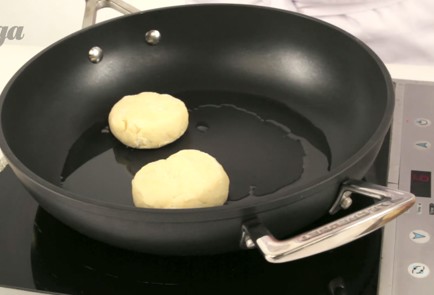 Фото шага рецепта Сырники из творога 18506 шаг 5  