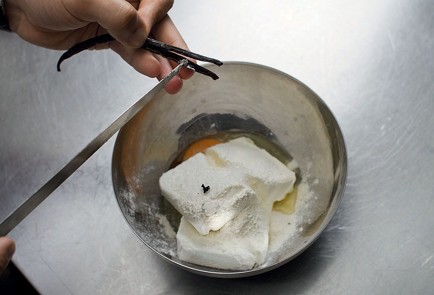 Фото шага рецепта Сырники с брусничнорозмариновым вареньем 29217 шаг 1  