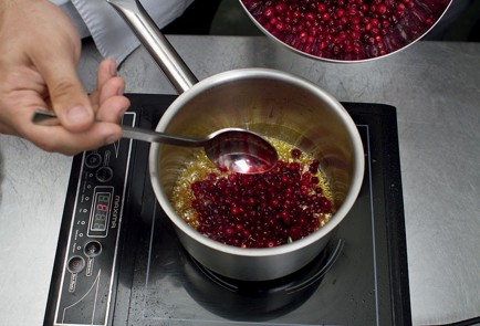 Фото шага рецепта Сырники с брусничнорозмариновым вареньем 29217 шаг 3  