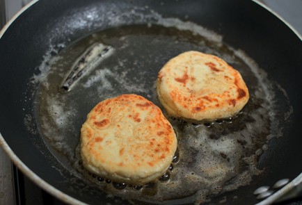 Фото шага рецепта Сырники с брусничнорозмариновым вареньем 29217 шаг 4  