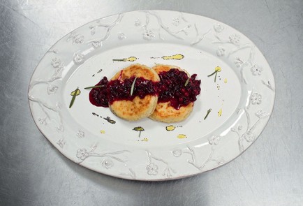 Фото шага рецепта Сырники с брусничнорозмариновым вареньем 29217 шаг 5  