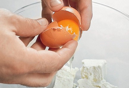 Фото шага рецепта Сырники с кукурузной мукой и вареньем 31209 шаг 1  