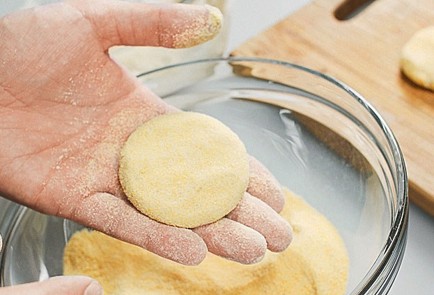 Фото шага рецепта Сырники с кукурузной мукой и вареньем 31209 шаг 4  