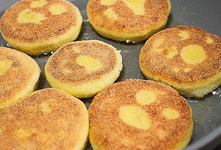 Фото шага рецепта Сырники с кукурузной мукой и вареньем 31209 шаг 5  