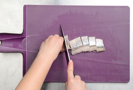 Фото шага рецепта Сэндвич с селедкой 50394 шаг 2  