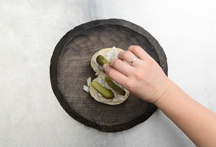 Фото шага рецепта Сэндвич с селедкой 50394 шаг 3  