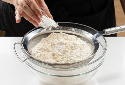 Фото шага рецепта Сконы с клубничным джемом и взбитыми сливками 139839 шаг 1  