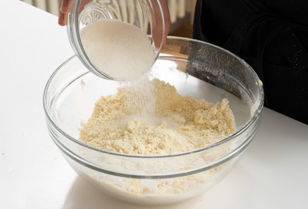 Фото шага рецепта Сконы с клубничным джемом и взбитыми сливками 139839 шаг 2  