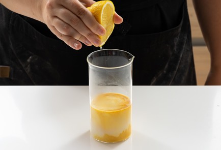 Фото шага рецепта Сконы с клубничным джемом и взбитыми сливками 139839 шаг 3  