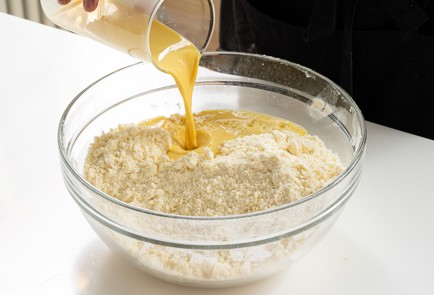 Фото шага рецепта Сконы с клубничным джемом и взбитыми сливками 139839 шаг 4  