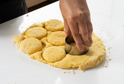 Фото шага рецепта Сконы с клубничным джемом и взбитыми сливками 139839 шаг 5  