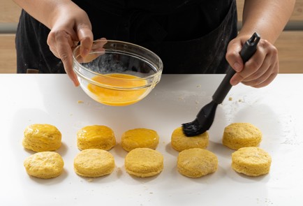 Фото шага рецепта Сконы с клубничным джемом и взбитыми сливками 139839 шаг 6  