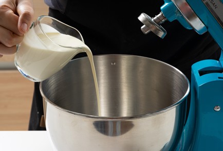 Фото шага рецепта Сконы с клубничным джемом и взбитыми сливками 139839 шаг 7  