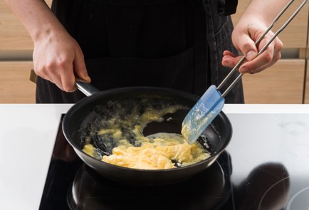 Фото шага рецепта Идеальный скрэмбл 152349 шаг 5  