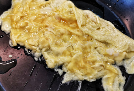 Фото шага рецепта Скрэмбл из перепелиных яиц с авокадо и моцареллой 151508 шаг 11  