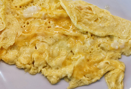 Фото шага рецепта Скрэмбл из перепелиных яиц с авокадо и моцареллой 151508 шаг 12  