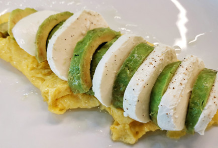 Фото шага рецепта Скрэмбл из перепелиных яиц с авокадо и моцареллой 151508 шаг 13  