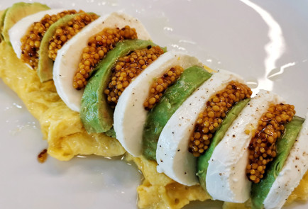 Фото шага рецепта Скрэмбл из перепелиных яиц с авокадо и моцареллой 151508 шаг 14  