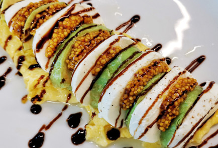 Фото шага рецепта Скрэмбл из перепелиных яиц с авокадо и моцареллой 151508 шаг 15  