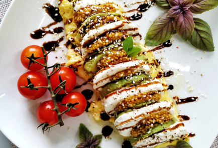 Фото шага рецепта Скрэмбл из перепелиных яиц с авокадо и моцареллой 151508 шаг 17  