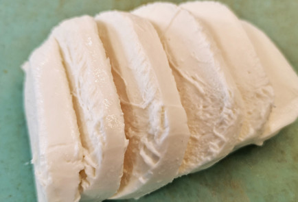 Фото шага рецепта Скрэмбл из перепелиных яиц с авокадо и моцареллой 151508 шаг 2  