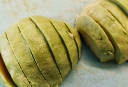 Фото шага рецепта Скрэмбл из перепелиных яиц с авокадо и моцареллой 151508 шаг 3  