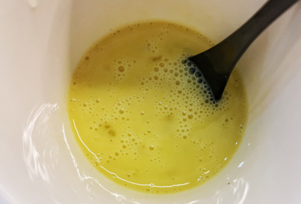 Фото шага рецепта Скрэмбл из перепелиных яиц с авокадо и моцареллой 151508 шаг 5  