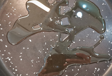 Фото шага рецепта Скрэмбл из перепелиных яиц с авокадо и моцареллой 151508 шаг 7  