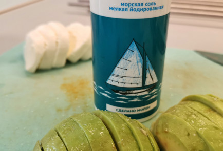 Фото шага рецепта Скрэмбл из перепелиных яиц с авокадо и моцареллой 151508 шаг 8  