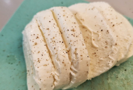 Фото шага рецепта Скрэмбл из перепелиных яиц с авокадо и моцареллой 151508 шаг 9  