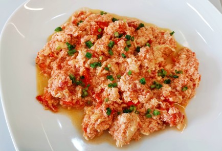 Фото шага рецепта Скрэмбл с томатами и луком 186549 шаг 10  