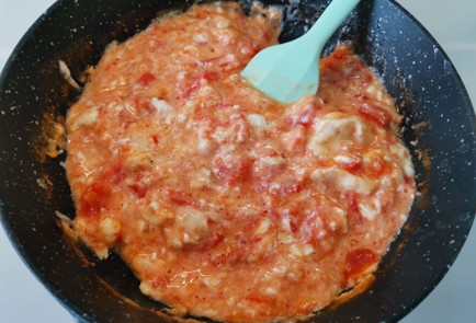 Фото шага рецепта Скрэмбл с томатами и луком 186549 шаг 8  