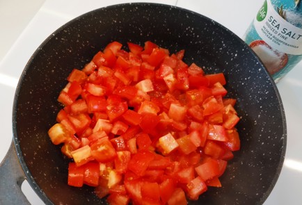 Фото шага рецепта Скрэмбл с томатами 176211 шаг 4