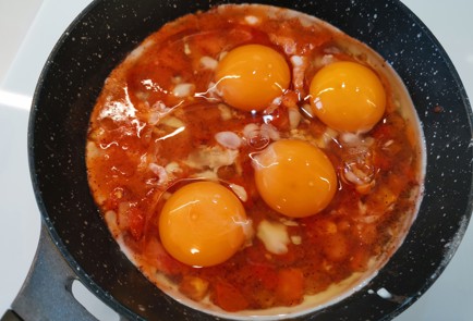 Фото шага рецепта Скрэмбл с томатами 176211 шаг 6