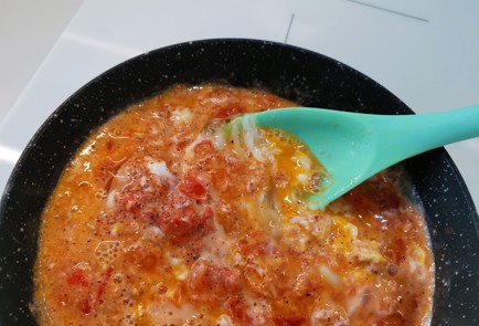 Фото шага рецепта Скрэмбл с томатами 176211 шаг 7