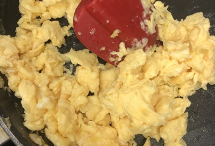 Фото шага рецепта Скрэмбл с тостом и хамоном 140721 шаг 1  