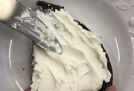 Фото шага рецепта Скрэмбл с тостом и хамоном 140721 шаг 2  