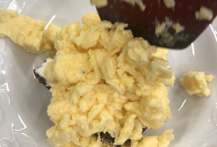 Фото шага рецепта Скрэмбл с тостом и хамоном 140721 шаг 3  