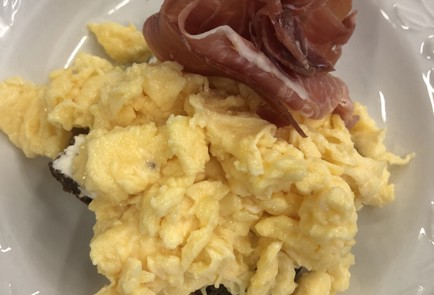 Фото шага рецепта Скрэмбл с тостом и хамоном 140721 шаг 4  