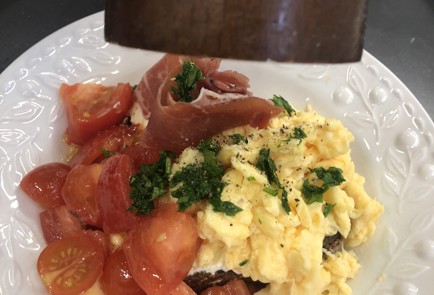 Фото шага рецепта Скрэмбл с тостом и хамоном 140721 шаг 7  