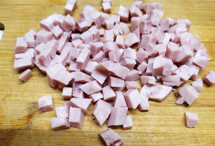 Фото шага рецепта Скрэмбл с ветчиной и помидорами 189330 шаг 1  