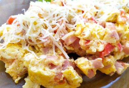 Фото шага рецепта Скрэмбл с ветчиной и помидорами 189330 шаг 10  