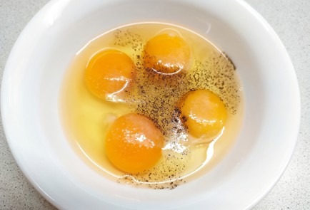 Фото шага рецепта Скрэмбл с ветчиной и помидорами 189330 шаг 3  